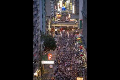 Cientos de miles de personas se manifestaron para exigir plena libertad democrática para Hong Kong y menos intervención del Gobierno de China en asuntos políticos, aprovechando el 17 aniversario del retorno de la excolonia británica a la soberanía china.