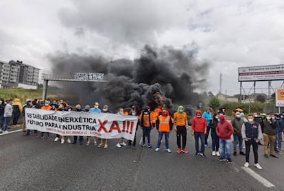 Trabajadores de Alu Ibérica cortan el tráfico en Alfonso Molina, en A Coruña, el viernes 12 de junio.
