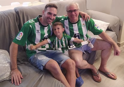 Juan Antonio García, a la izquierda, junto a su padre, Juan Antonio, y su hijo Luca durante su visita a Sevilla a mediados de marzo.