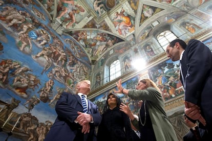 El presidente Donald Trump y su esposa Melania visitan la Campilla Sixtina después de la audiencia privada con el Papa Francisco en El Vaticano.