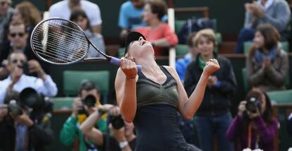 Sharapova celebra su pase a la final de Roland Garros.