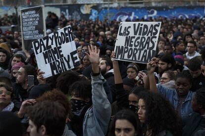 Manifestación en Lavapiés en protesta por la muerte de Mame Mbaye.