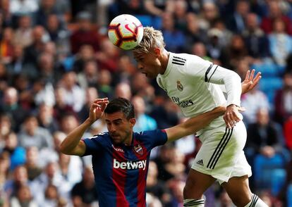 Mariano en acción junto al jugador del Levante Sergio Postigo.