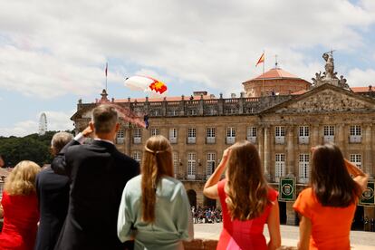 La exhibición ha corrido a cargo de la Patrulla Acrobática de Paracaidismo, que tanto la familia real como las autoridades han seguido desde la entrada a la catedral. 