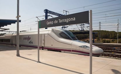 Un tren AVE en la estación de Tarragona.