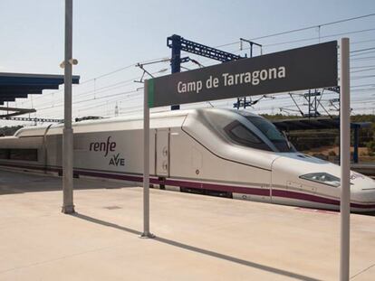 Un tren AVE en la estación de Tarragona.