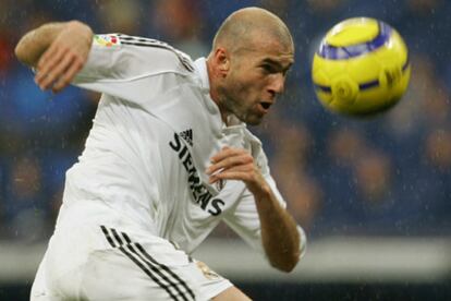 Zidane, tras golpear el balón en una jugada del partido contra el Sevilla.