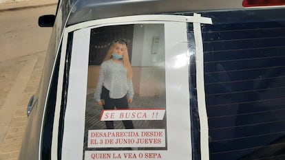 Uno de los carteles pegados a un coche con la fotografía de la joven de 17 años Rocío Caíz, que desapareció el pasado jueves 3 de junio.