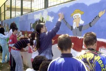 Alumnos del colegio Miguel de Cervantes de Marbella (Málaga), durante un concurso de pintura sobre <i>El Quijote.</i>