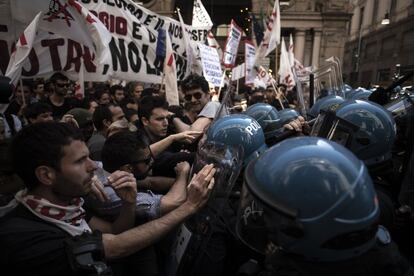 Enfrentamiento entre agentes de policía antidisturbios y el colectivo No Tav (contra la línea ferroviaria de alta velocidad TAV Turín-Lyon) durante la manfestación del 1 de Mayo, en Turín (Italia).