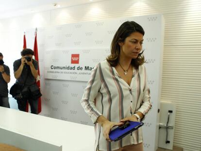 Luc&iacute;a Figar, tras la rueda de prensa de junio de 2015 en la que anunci&oacute; su dimisi&oacute;n como consejera de Educaci&oacute;n.