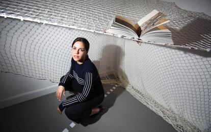 Andrea González, junto al fotolibro expuesto en el Instituto de la Juventud, en Madrid.