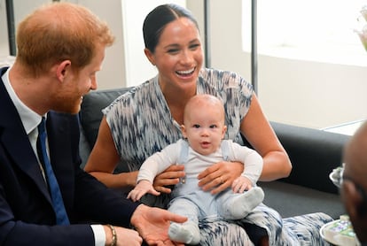 Tras meses sin tener una nueva imagen de Archie, los duques de Sussex publicaron una serie de fotografías junto al pequeño y el arzobispo Desmond Tutu durante su viaje oficial a África. Allí grabaron una entrevista en la que desvelaron la presión que estaban recibiendo por parte de la prensa británica, especialmente Markle, y que la relación entre los hijos de Diana de Gales era distante.