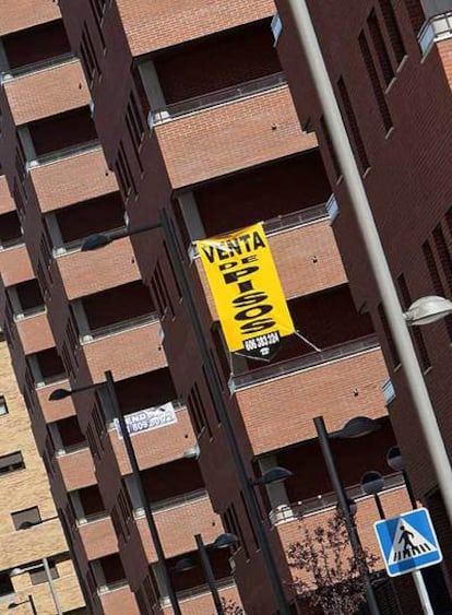 Anuncios de venta de pisos en una urbanización.