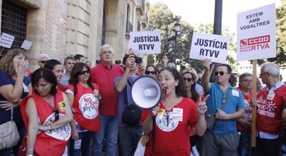 Concentración de extrabajadores de RTVV a las puertas del TSJ en Valencia.