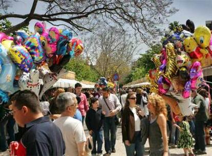 Cientos de familias y niños apuraban las últimas horas de la 39ª edición de la Fira del Llibre que ayer echó el cierre.