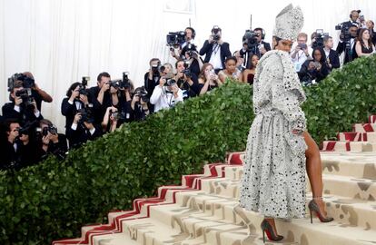 La cantante Rihanna con su papel vestido de Marchesa en la gala del Met en Nueva York. 