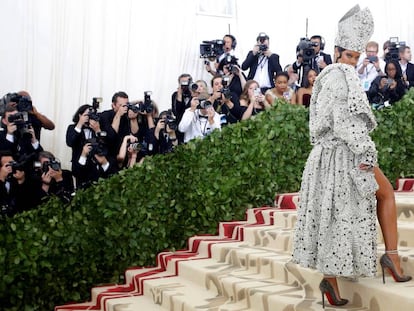 La cantante Rihanna con su papel vestido de Marchesa en la gala del Met en Nueva York.