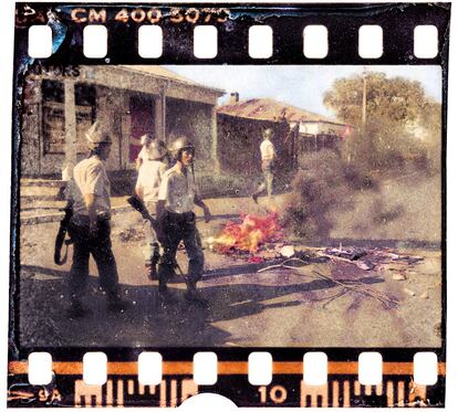 La policía desmantela una barricada en el suburbio de Athlone tras la fallida marcha UDF hasta la prisión de Pollsmoor para exigir la liberación de Nelson Mandela. Ciudad del Cabo, agosto de 1985.