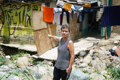 Luz Daza, vecina del barrio El Pesebre en Medellín (Colombia), señala las ruinas de su casa.