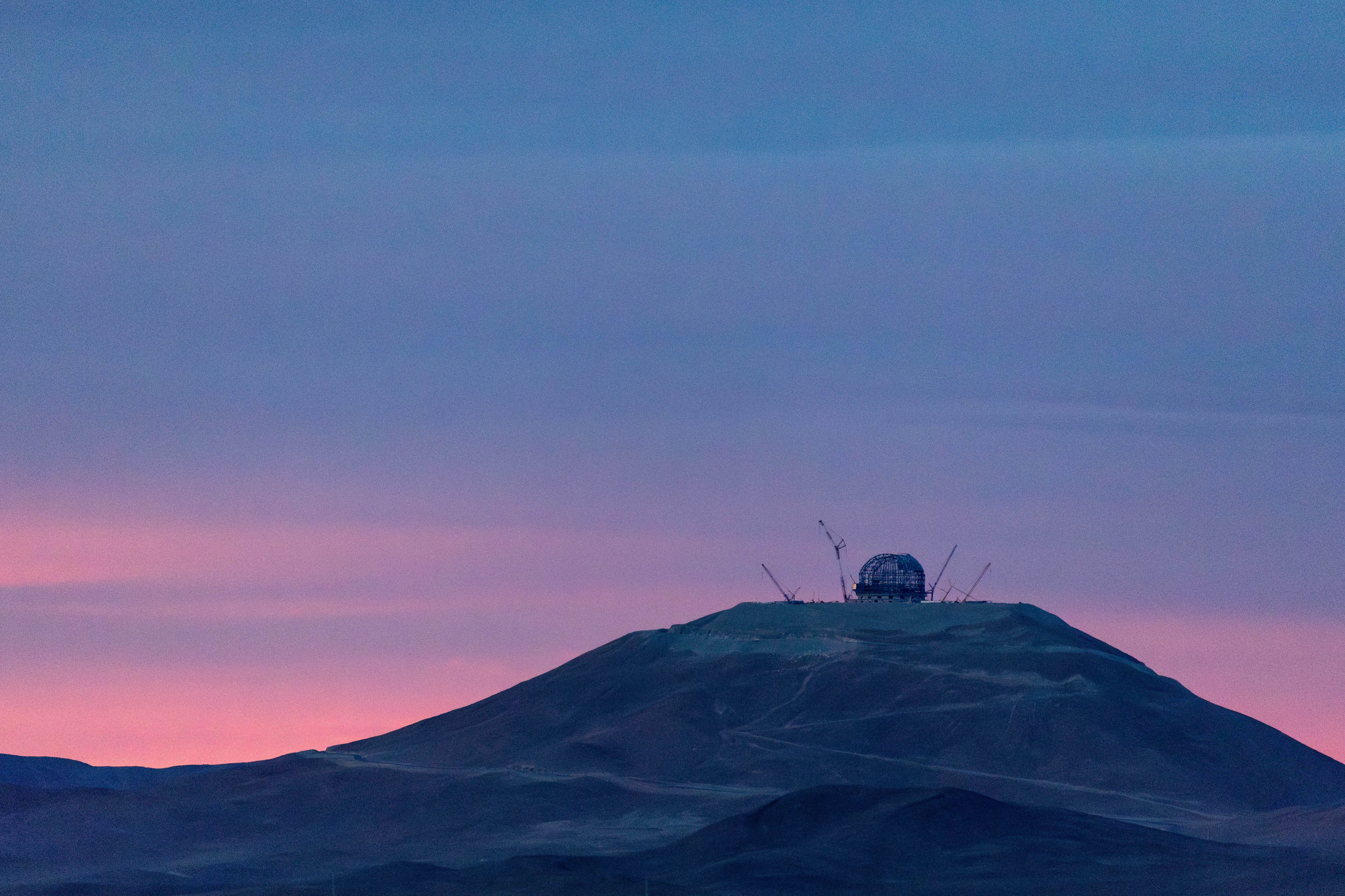 El telescopio visto desde el Observatorio Paranal.