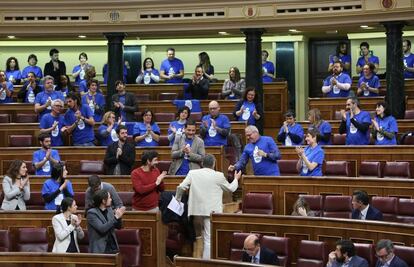 Diputados de Podemos protestan en el Congreso con camisetas azules para pedir agua p&uacute;blica.