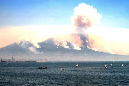 Varios incendios arrasan las laderas del Vesubio.