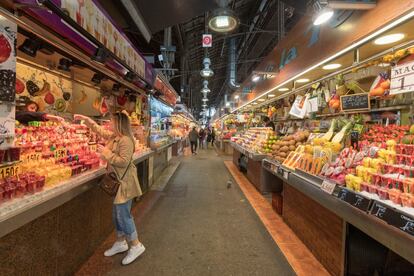 Un passadís de la Boqueria, pràcticament buit aquest divendres.