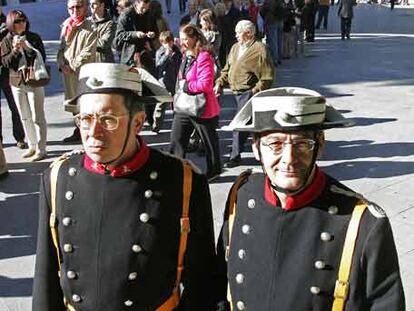 Dos actores disfrazados en las colas del Museo del Prado.