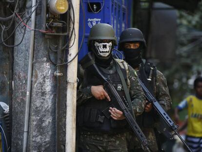 Militares participam de operação na favela da Rocinha. 