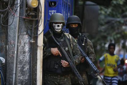 Militares participam de operação na favela da Rocinha. 