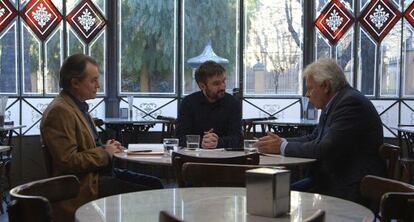 Jordi &Eacute;vole (centro) modera el debate entre Artur Mas (izquierda) y Felipe Gonz&aacute;lez (derecha)