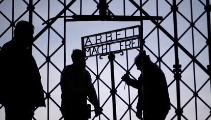 Instalación de la réplica de la puerta de hierro del campo de concentración nazi de Dachau (Alemania), que fue robada en noviembre y que muestra el célebre lema 'El trabajo os hará libres'.