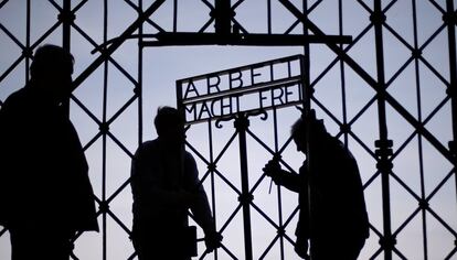 Instalación de la réplica de la puerta de hierro del campo de concentración nazi de Dachau (Alemania) que fue robada el pasado mes de noviembre y que muestra el célebre lema 'El trabajo os hará libres'.