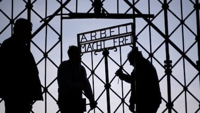 Instalación de la réplica de la puerta de hierro del campo de concentración nazi de Dachau (Alemania), que fue robada en noviembre y que muestra el célebre lema 'El trabajo os hará libres'.