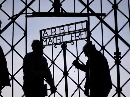 Instalación de la réplica de la puerta de hierro del campo de concentración nazi de Dachau (Alemania), que fue robada en noviembre y que muestra el célebre lema 'El trabajo os hará libres'.