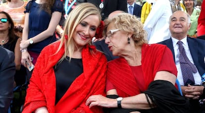 Cristina Cifuentes y Manuela Carmena en la pradera de San Isidro, el 15 de mayo de 2017.