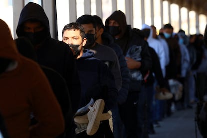 Migrantes deportados el jueves, en el puente fronterizo Paso del Norte, visto desde Ciudad Jurez.