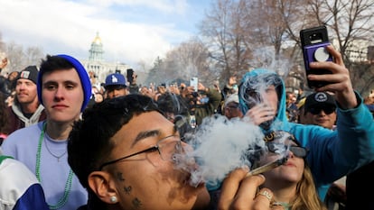 Un hombre fuma cannabis en Denver.