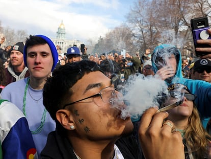 Un hombre fumando cannabis durante el festivo informal anual dedicado a la sustancia, el 20 de abril pasado en Denver (Colorado, EE UU).
