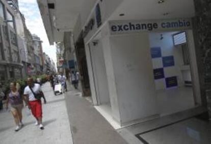 Fotografía de la entrada a una casa de cambio en el centro de Buenos Aires (Argentina). EFE/Archivo