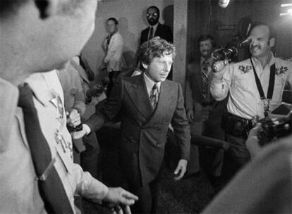 El director Roman Polanski abandona el juzgado de Santa Mónica (California) en septiembre de 1977.