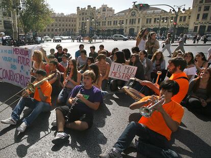 Estudiantes de Bachillerato del IES Lluís Vives cortaron ayer el tráfico de Valencia en hora punta molestos por la falta de seis profesores desde que empezó el curso.