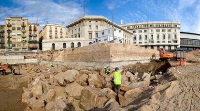 La escullera del siglo XV en proceso de excavación y el baluarte de Migdia en 2008.