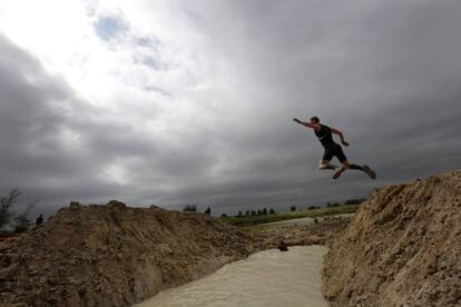 Participante de la South Africa Warrior Race, salvando un obstaculo de barro