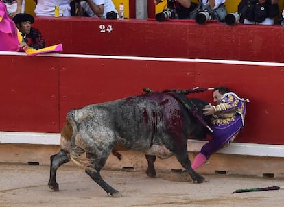 Rafaelillo, arrollado contra las tablas por un toro de Miura en Pamplona