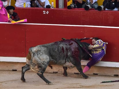 Rafaelillo, arrollado contra las tablas por un toro de Miura en Pamplona