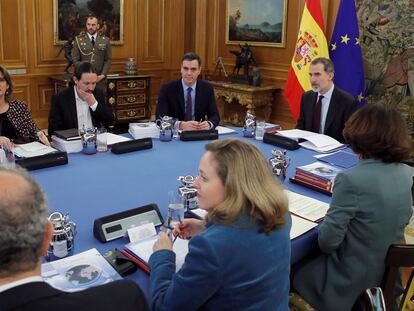 El rey Felipe VI preside una reunión del Consejo de Seguridad, la primera de este órgano con el Gobierno de PSOE y Unidas Podemos, en el Palacio de la Zarzuela.