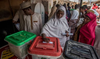 Una mujer vota en la región central de Kaduna este sábado.