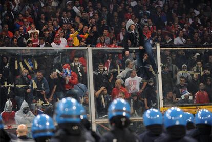 Los aficionados serbios obligan a suspender el partido ante Italia debido a los incidentes provocados en Génova.